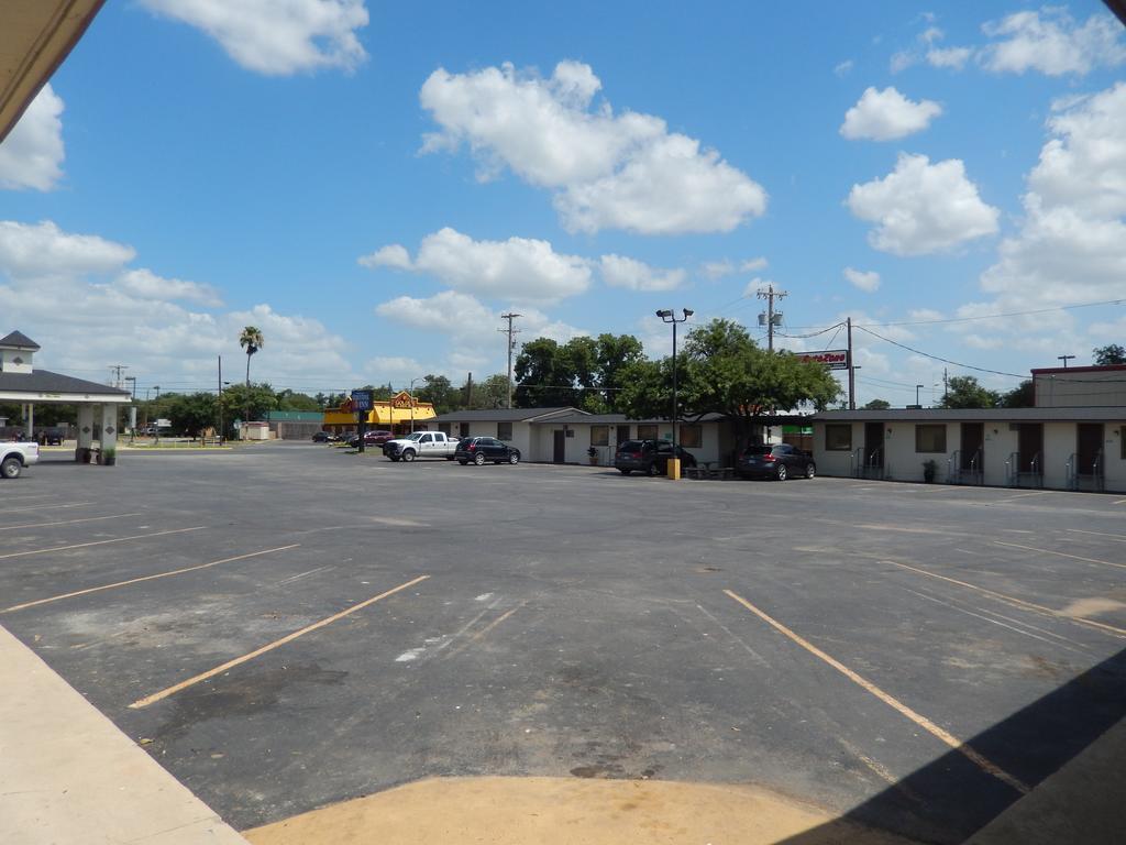 Executive Inn Pearsall Buitenkant foto