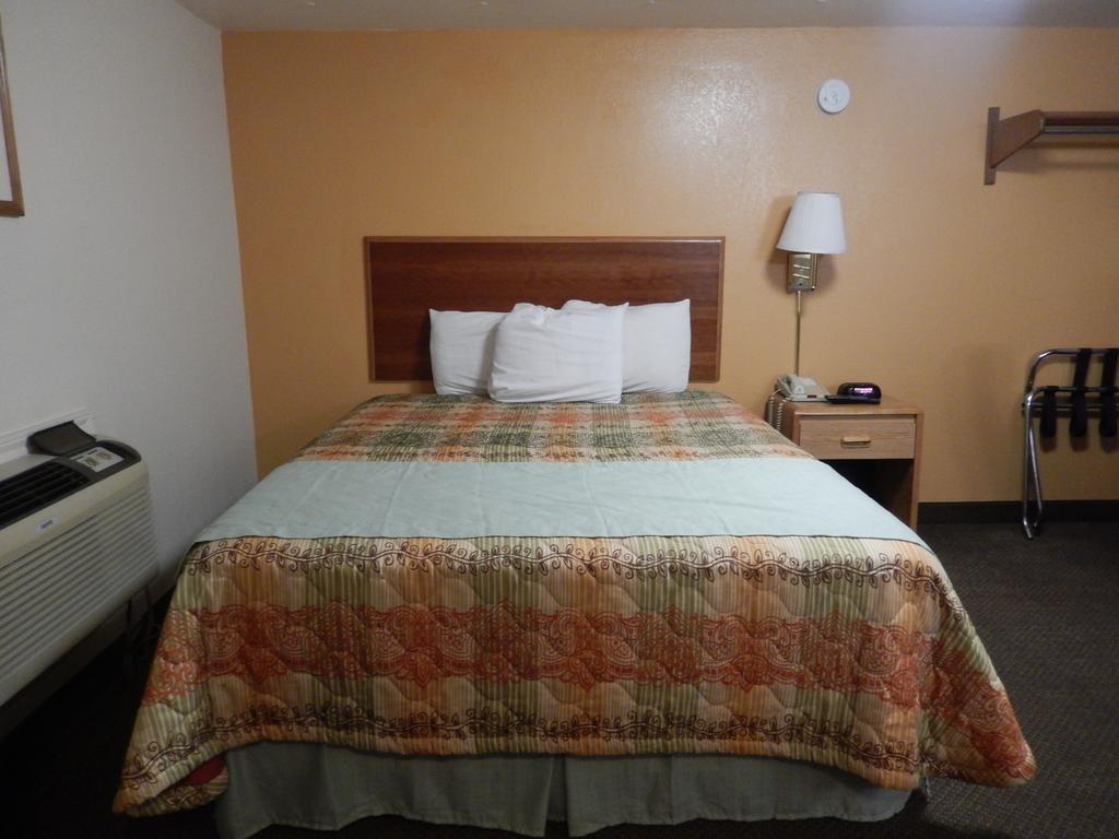 Executive Inn Pearsall Buitenkant foto