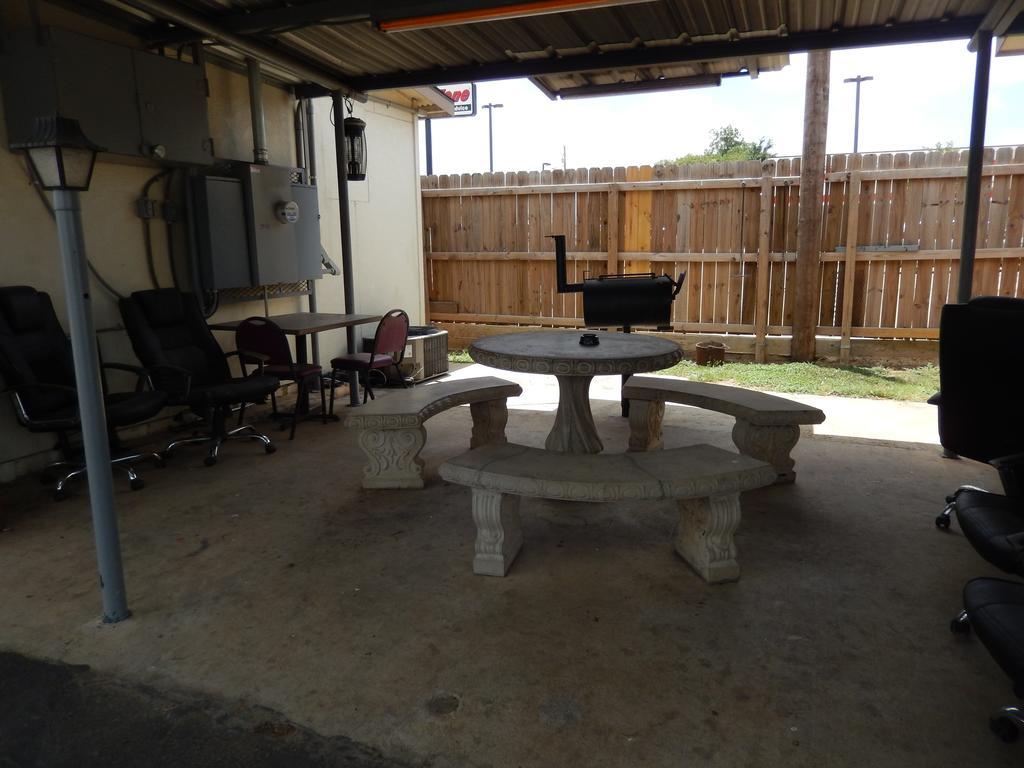 Executive Inn Pearsall Buitenkant foto