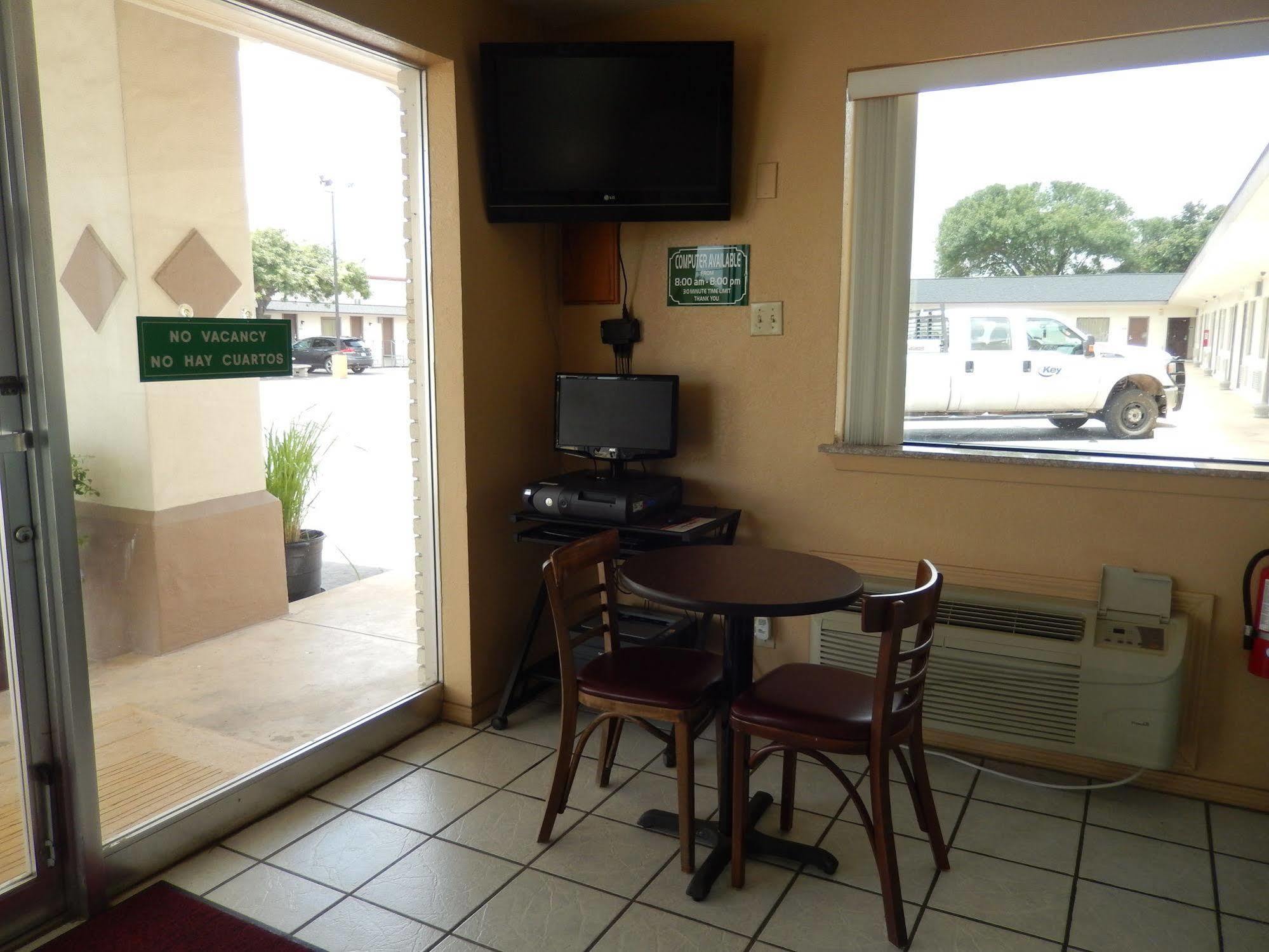 Executive Inn Pearsall Buitenkant foto
