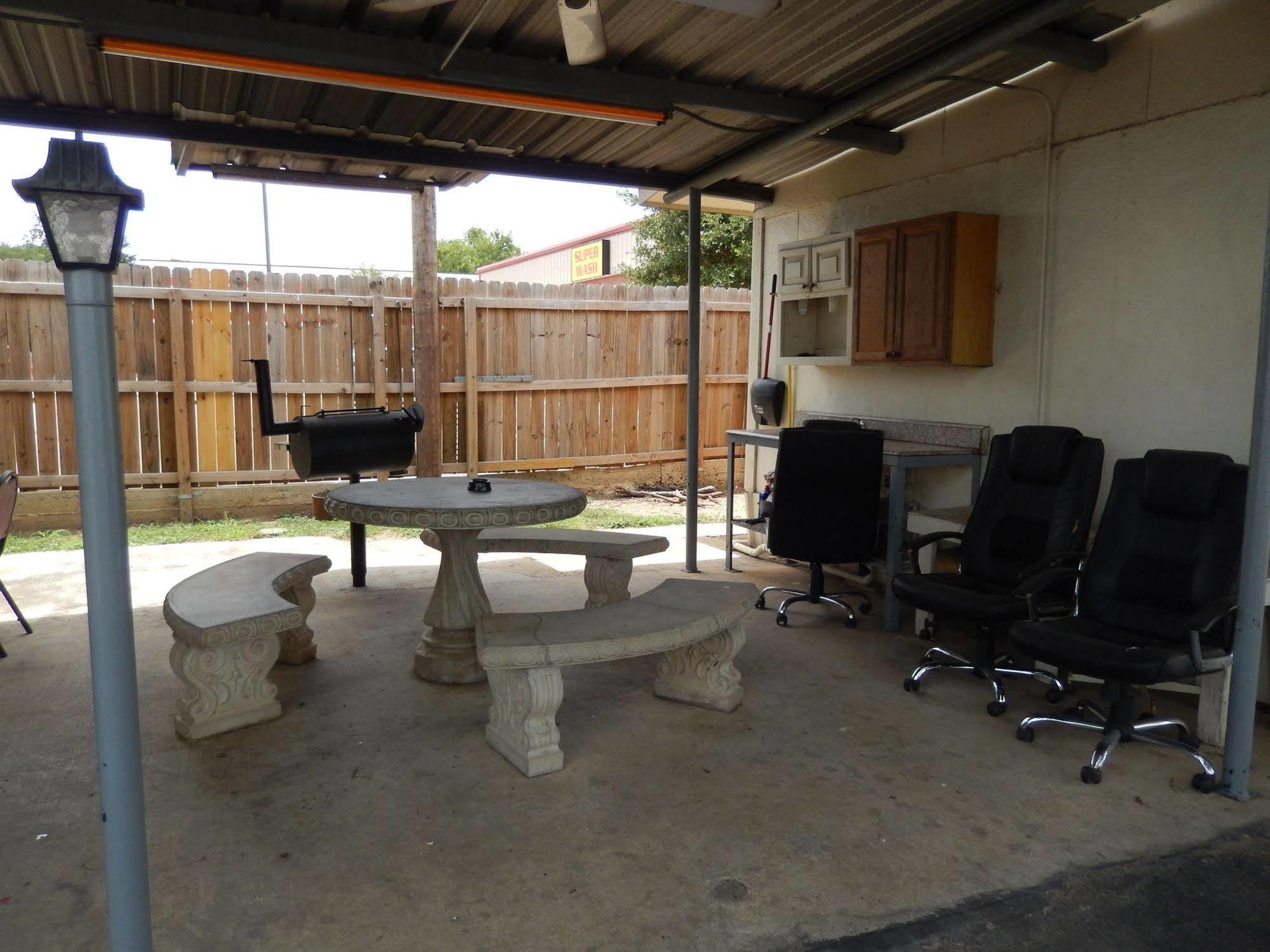 Executive Inn Pearsall Buitenkant foto