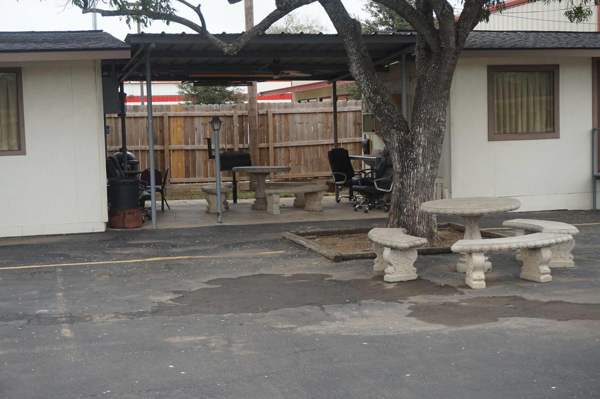 Executive Inn Pearsall Buitenkant foto