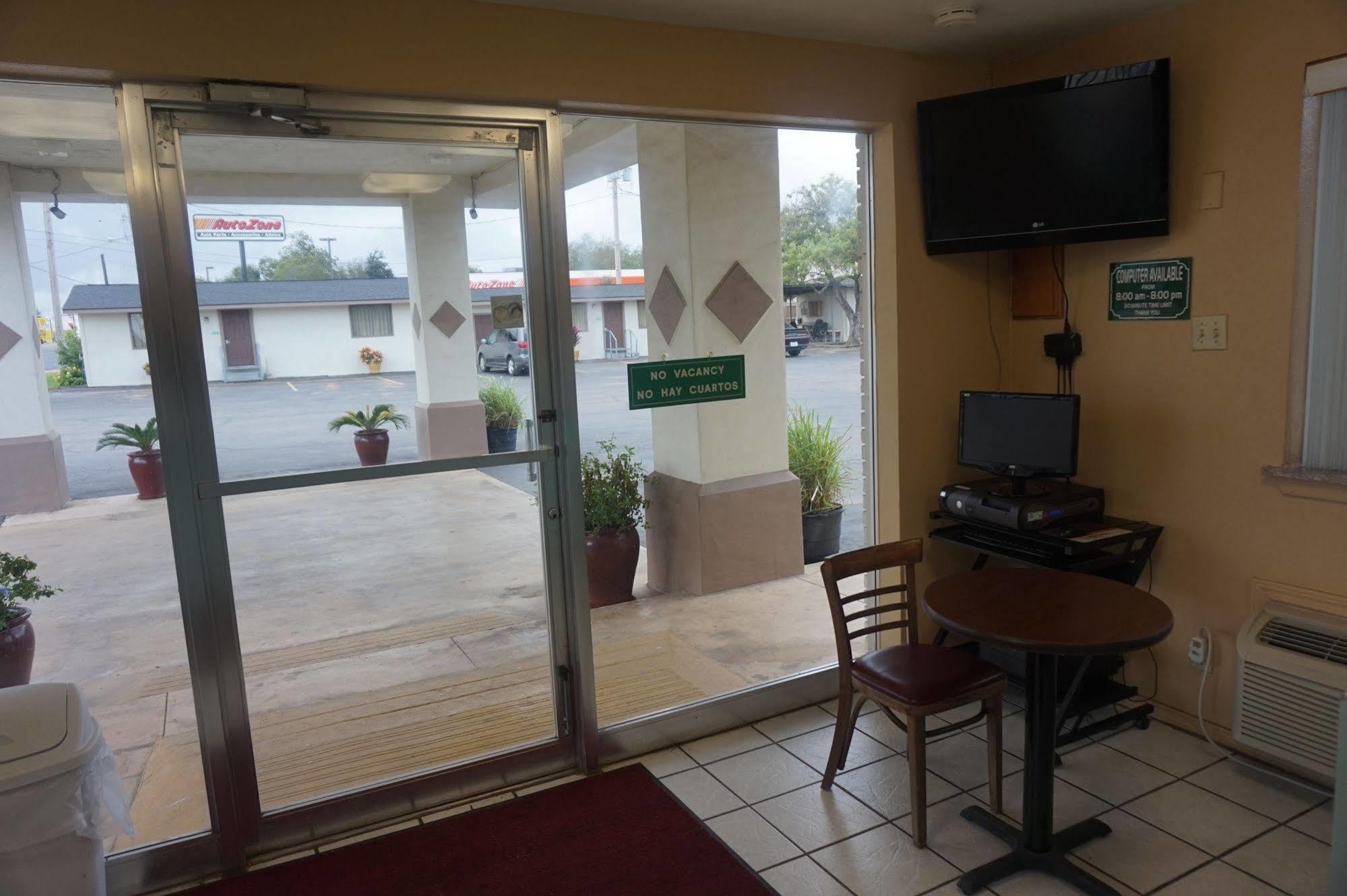Executive Inn Pearsall Buitenkant foto